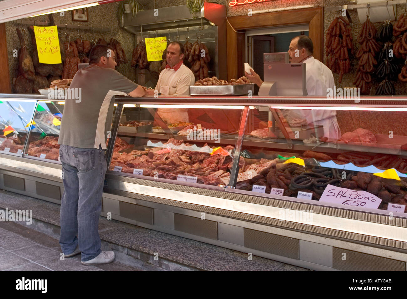 Le comptoir des viandes Mercado do Bolhão Marché Municipal Porto Portugal Banque D'Images