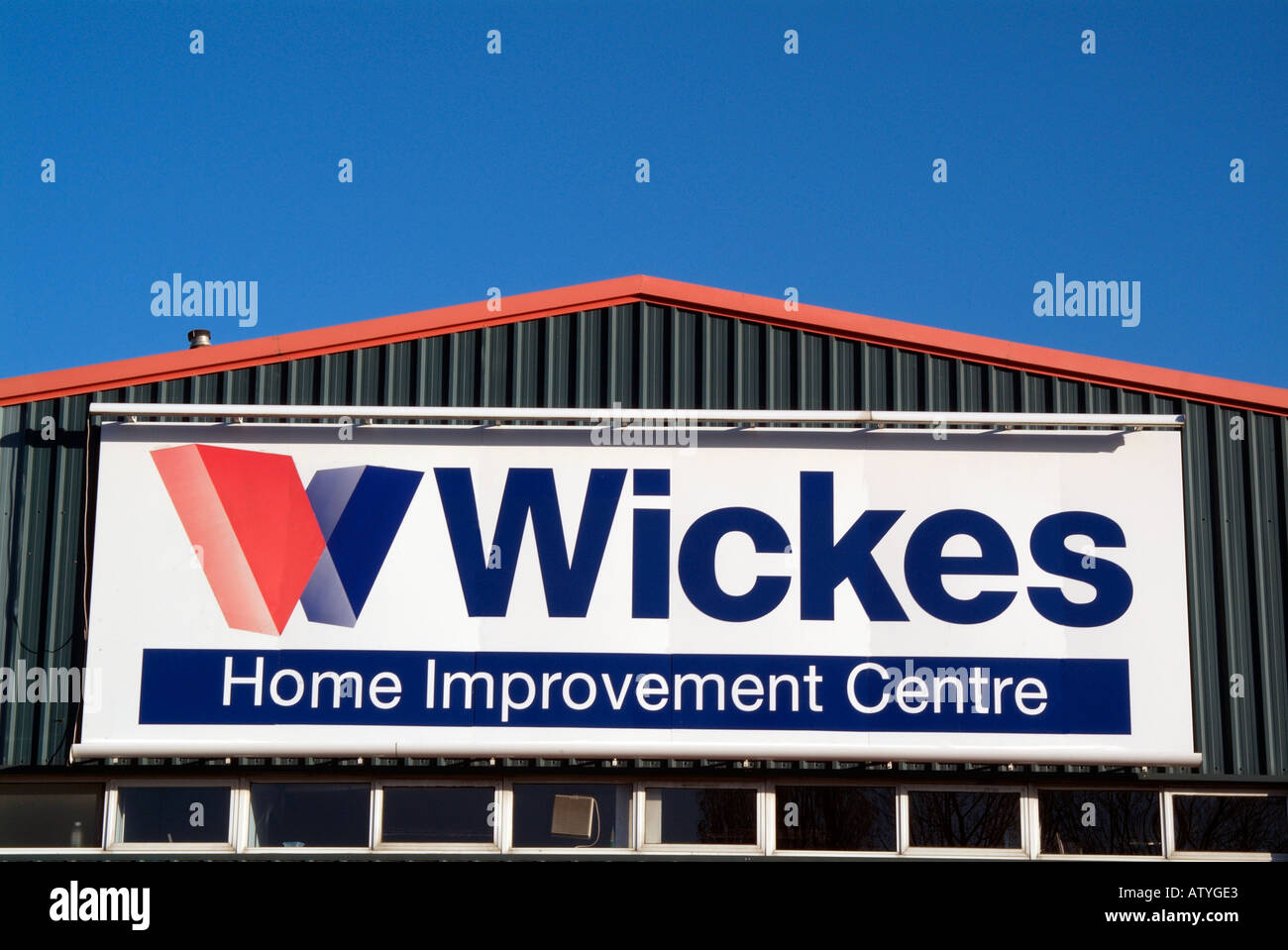 Centre d'amélioration de l'wickes store logo bleu blanc rouge du signe de  l'extérieur bricolage bricolage store bandeau publicitaire Photo Stock -  Alamy