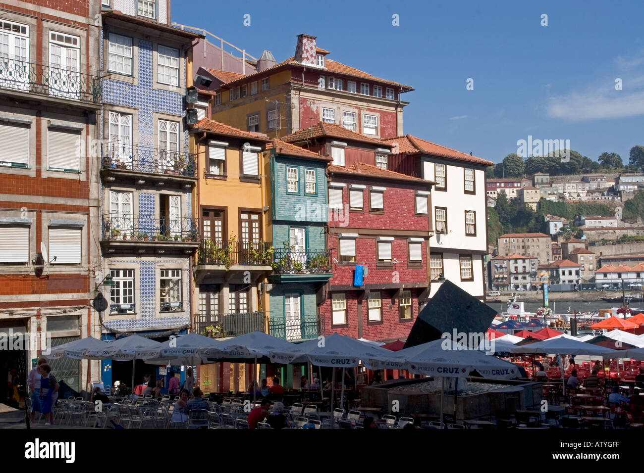 Bâtiments colorés le long de la rivière Douro Porto Portugal Banque D'Images