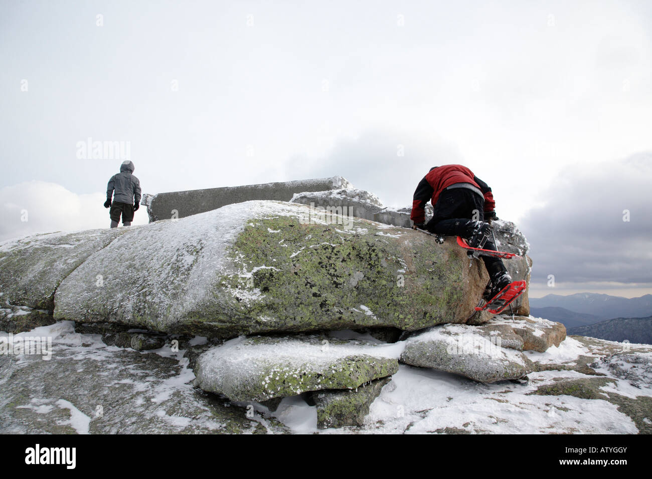 Sentier des Appalaches Randonneurs explorer le sommet du mont Garfield pendant les mois d'hiver, situé dans les Montagnes Blanches, NH Banque D'Images