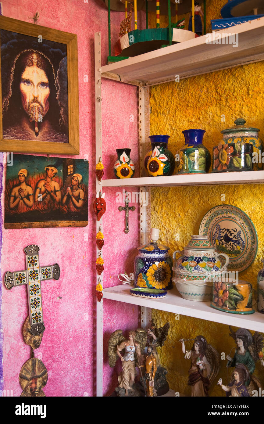 Le Mexique et figurines céramique Peintures Valenciana affiché dans une boutique de cadeaux de l'artisanat traditionnel Mexicain Banque D'Images