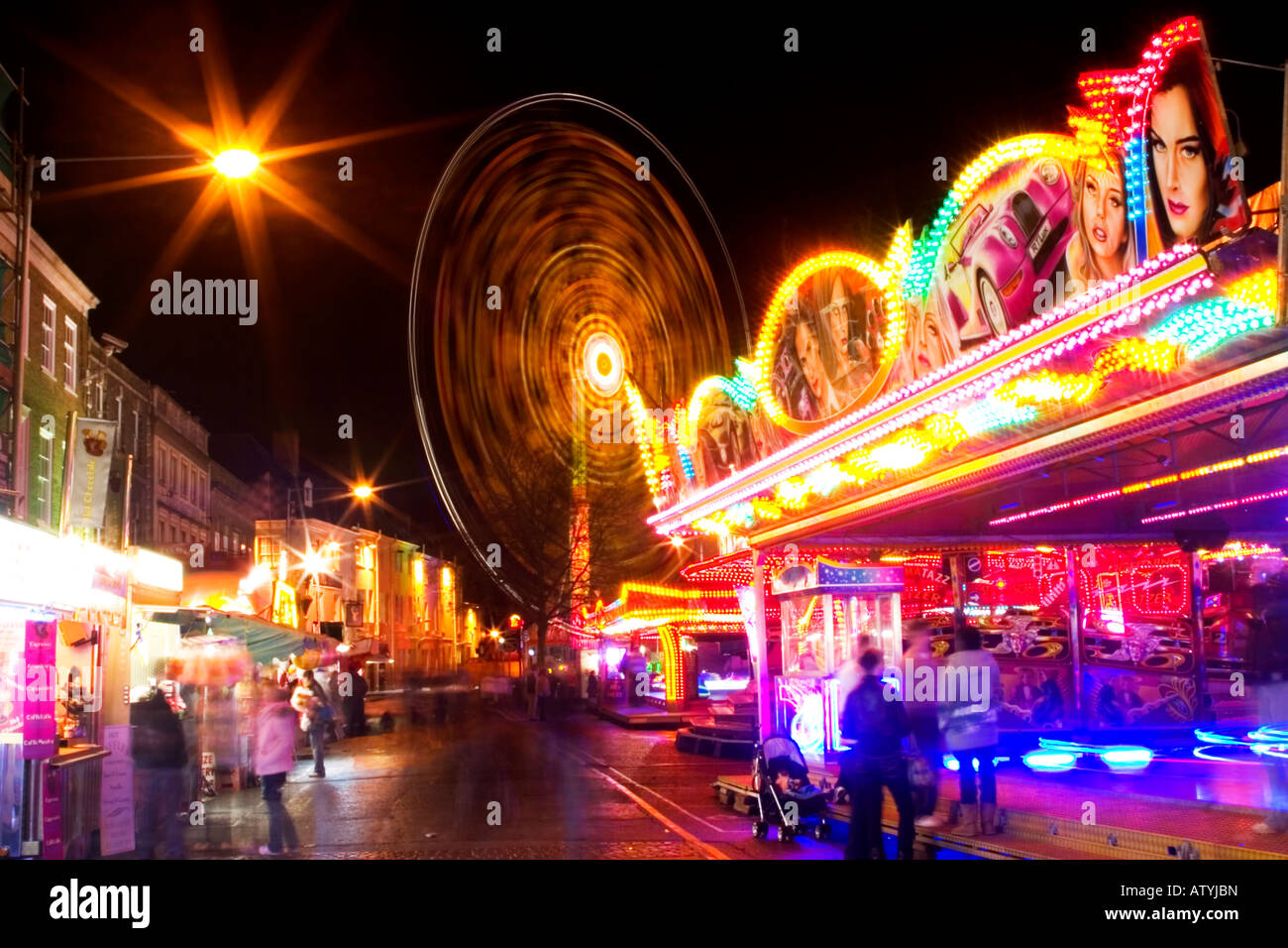 Manèges forains de nuit à Kings Lynn Banque D'Images