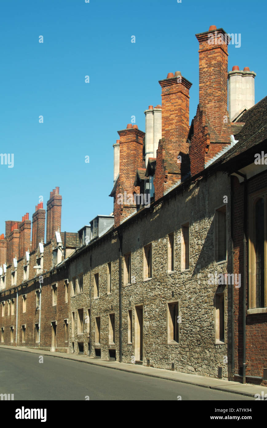 La ville universitaire de Cambridge les portes d'entrée anciennes maisons en terrasses s'ouvrent sur le trottoir avec de hautes cheminées ciel bleu jour ensoleillé dans le comté de Cambridgeshire Angleterre Royaume-Uni Banque D'Images
