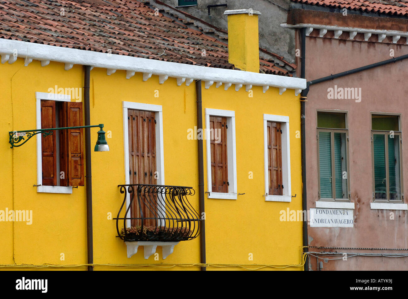 Les bâtiments et les habitants de l'île de Murano Venise Italie Banque D'Images