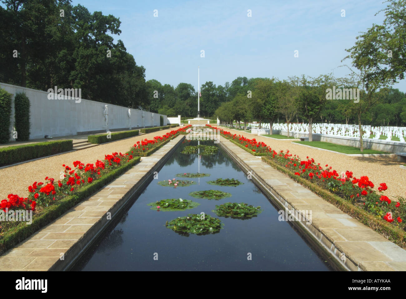 Cimetière Américain de Cambridge & Memorial wall près de Madingley USA Military Cemetery Reflecting Pool & tombes de militaires américains Cambridgeshire UK Banque D'Images