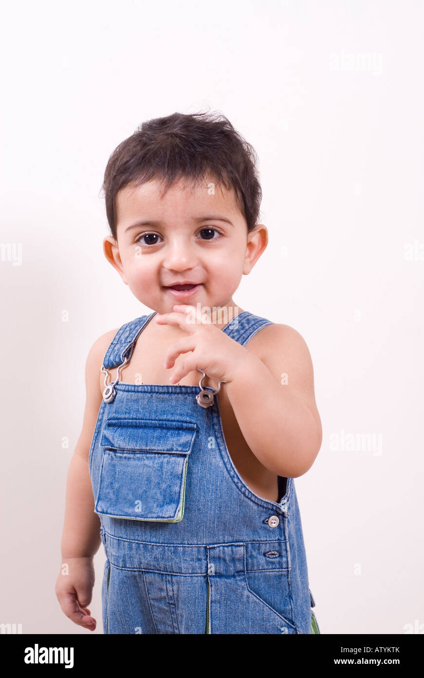 L Arabe Bebe En Denim Bleu De Smiling Photo Stock Alamy L Arabe Bebe En Denim Bleu De Smiling Photo Stock Alamy