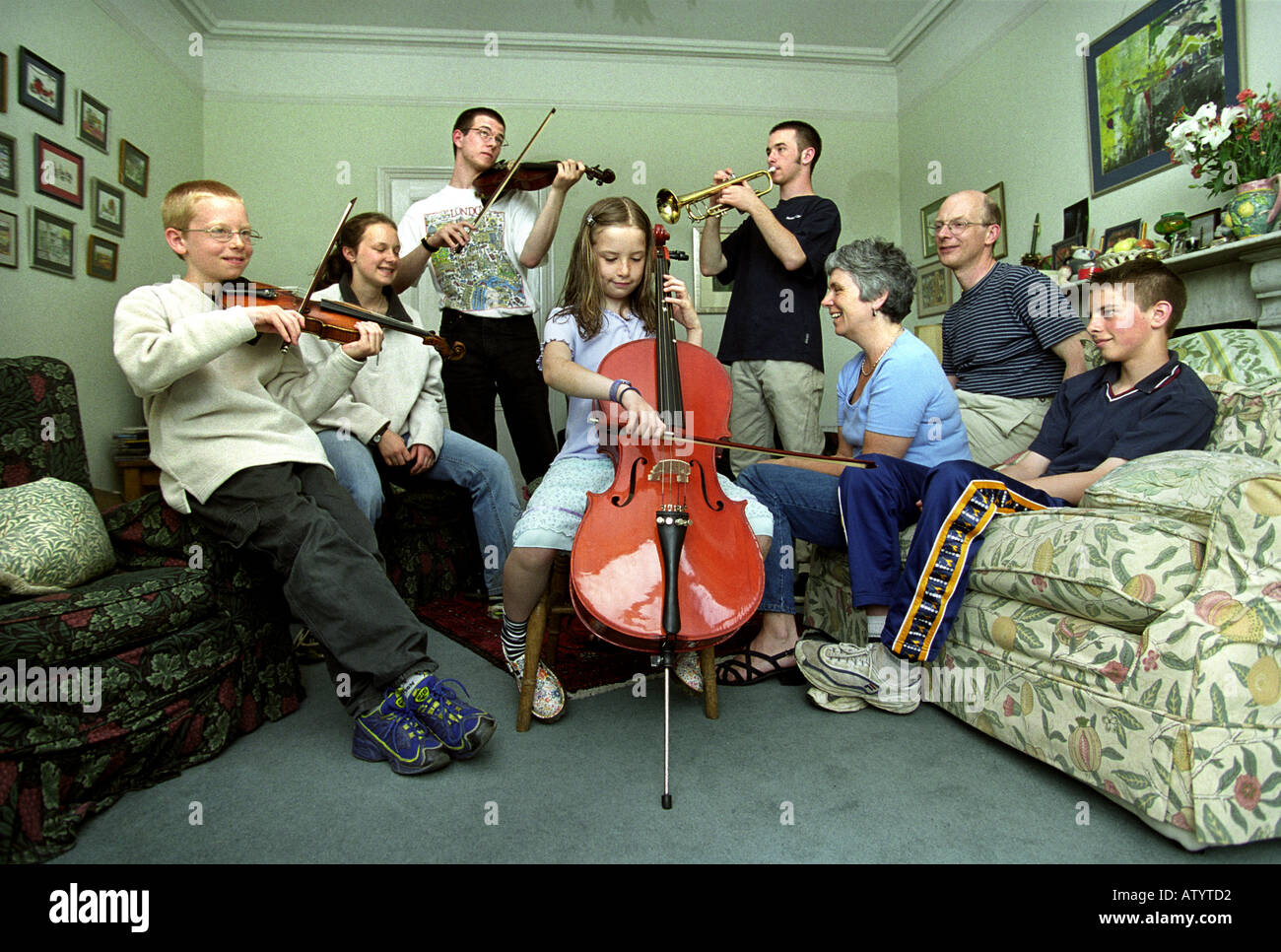 Une famille BÉNÉFICIANT D'UNE SOIRÉE DE MUSIQUE CLASSIQUE UK Banque D'Images