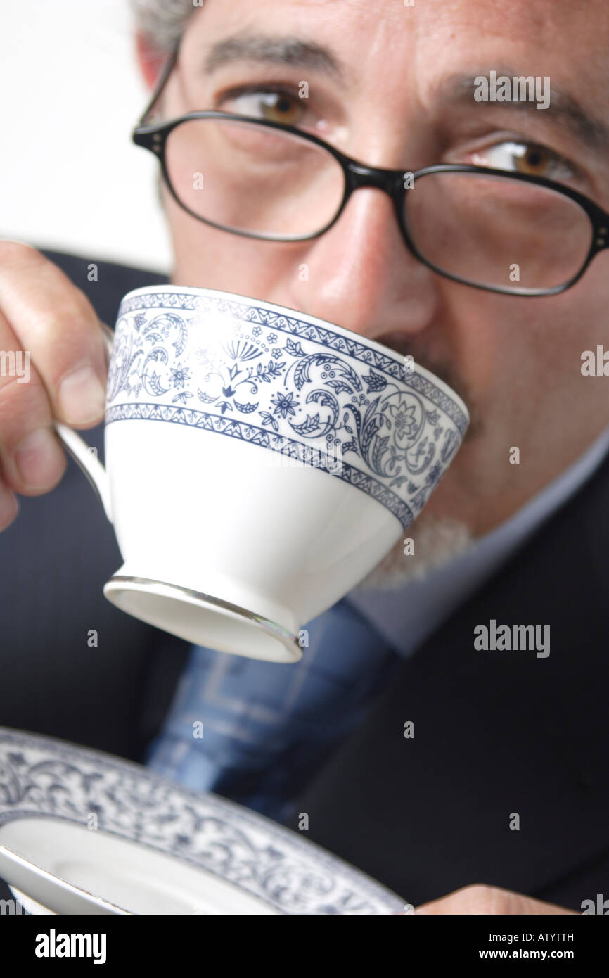 L'homme d'affaires de boire une tasse de thé ou de café Banque D'Images