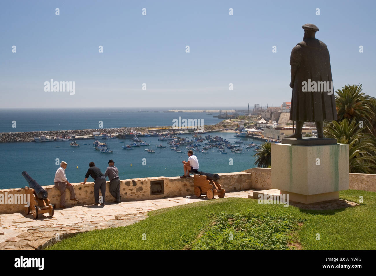 Statue de Vasco Da Gama et les hommes donnent sur le port Sines Portugal Banque D'Images