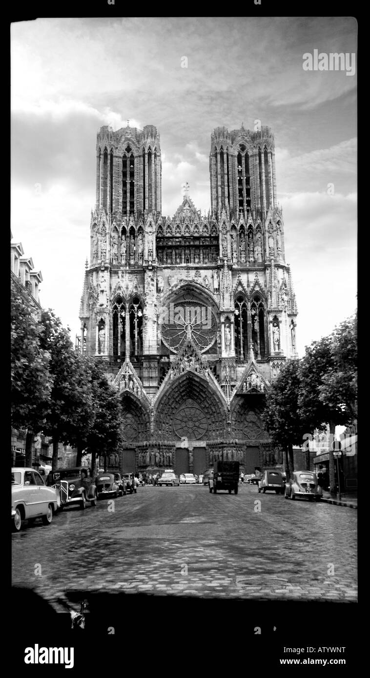 Façade de Notre-Dame de Reims, aka La Cathédrale de Reims dans le quartier de Champagne de France, vers 1952 Banque D'Images