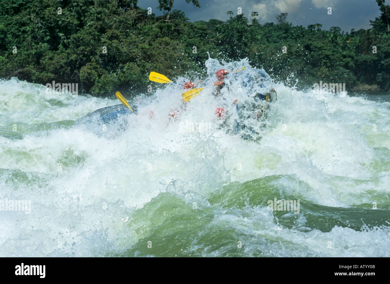 Rafting sur le Nil, les chutes de Bujagali, en Ouganda Banque D'Images