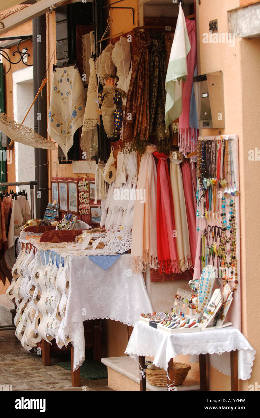 La dentelle en vente dans les magasins sur l'île de Burano Burano est bien connu pour sa haute qualité de production de dentelle Banque D'Images