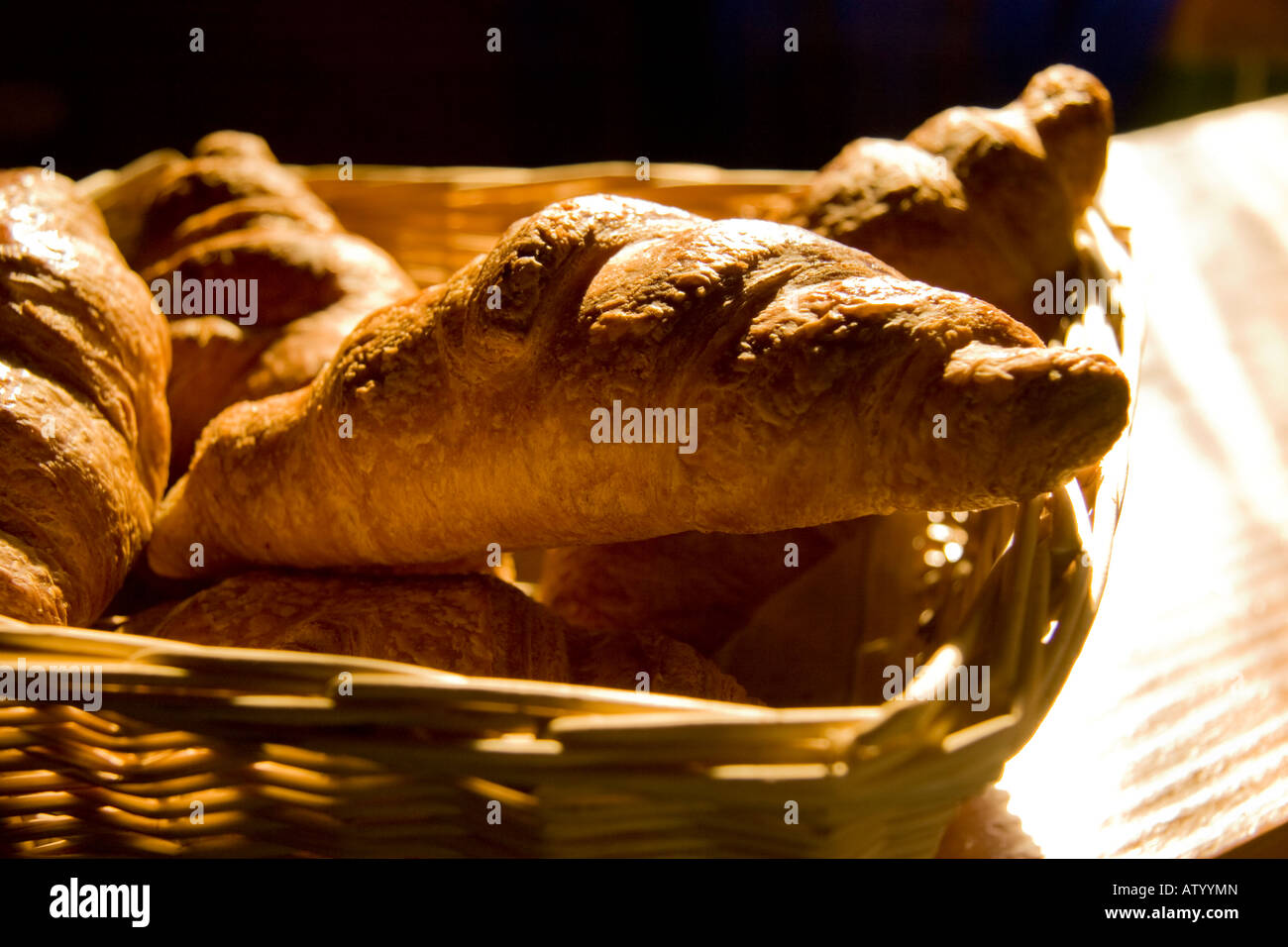 Croissant frais dans un panier en osier Banque D'Images