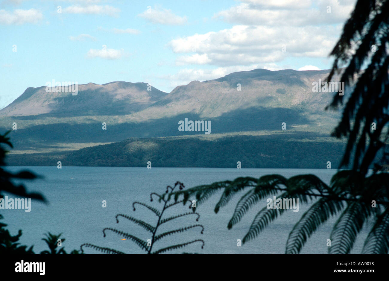 Lake Tarawera et le volcan Mt Tarawera Ile du Nord Nouvelle Zélande Banque D'Images