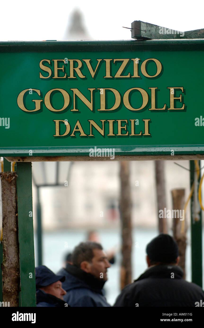 Gondoles sur les canaux et voies navigables de la ville de Venise Italie La gondole est un moyen populaire pour voir la ville romantique Banque D'Images