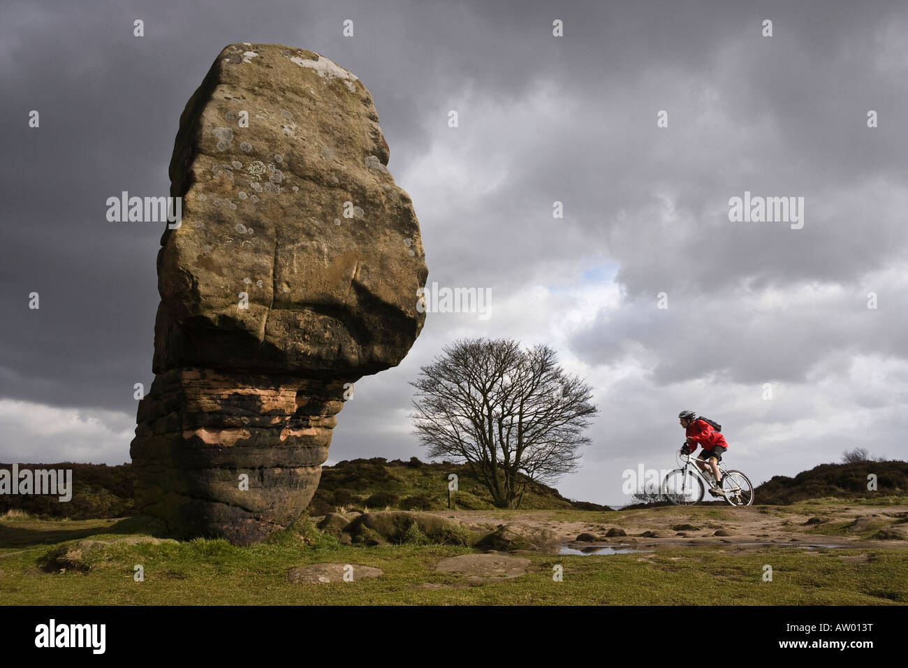 Vélo de montagne équitation passé le liège, Pierre Stanton Moor, Peak District, Derbyshire Banque D'Images