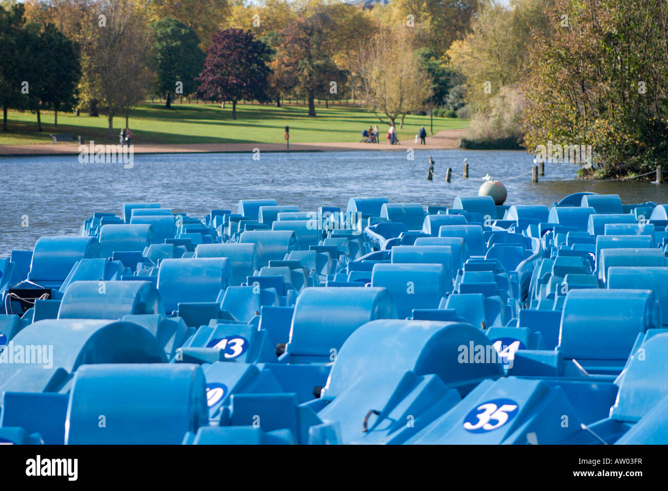 Voitures à pédales sur la Serpentine de Hyde Park London Banque D'Images