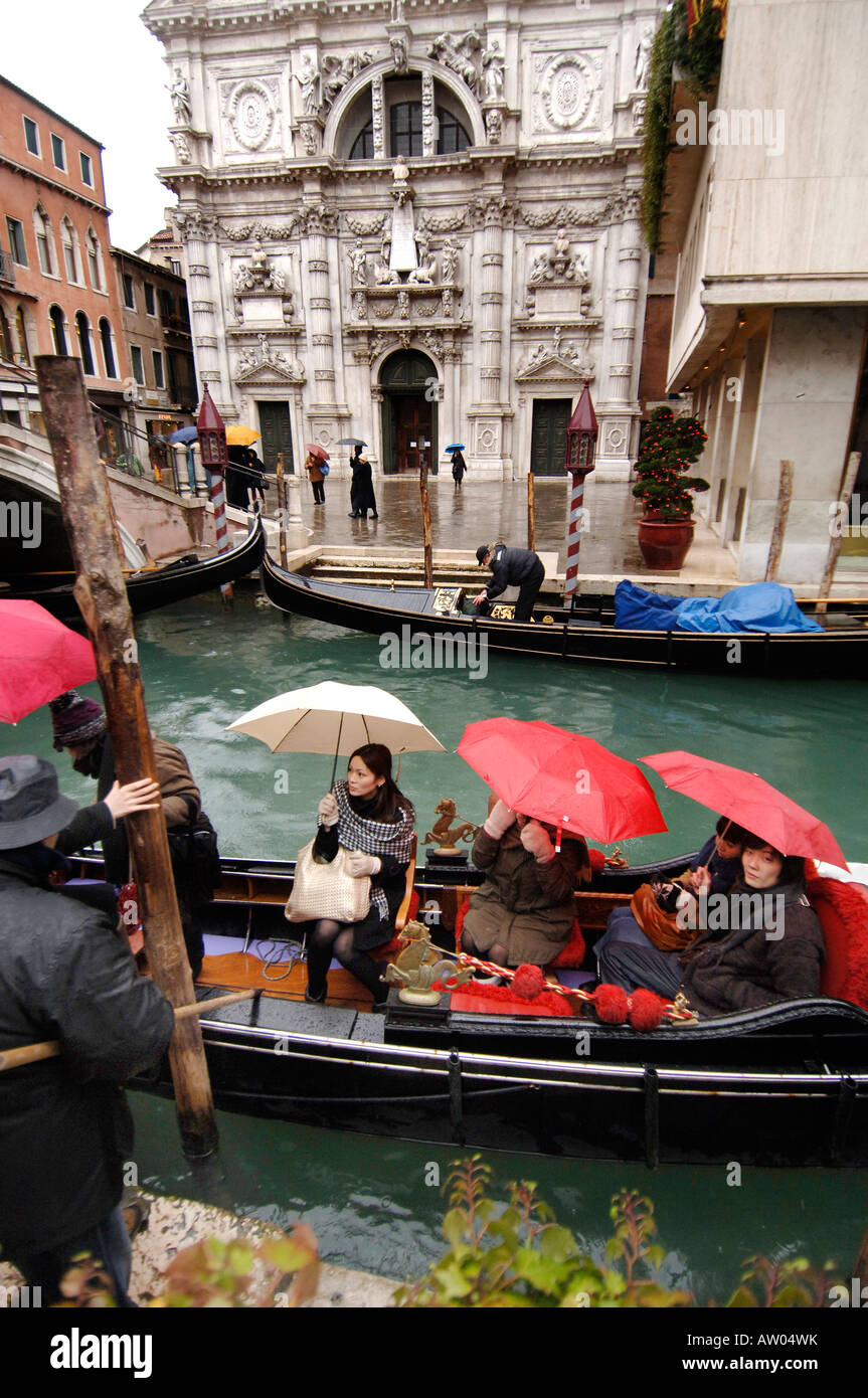 Gondoles sur les canaux et voies navigables de la ville de Venise Italie La gondole est un moyen populaire pour voir la ville romantique Banque D'Images