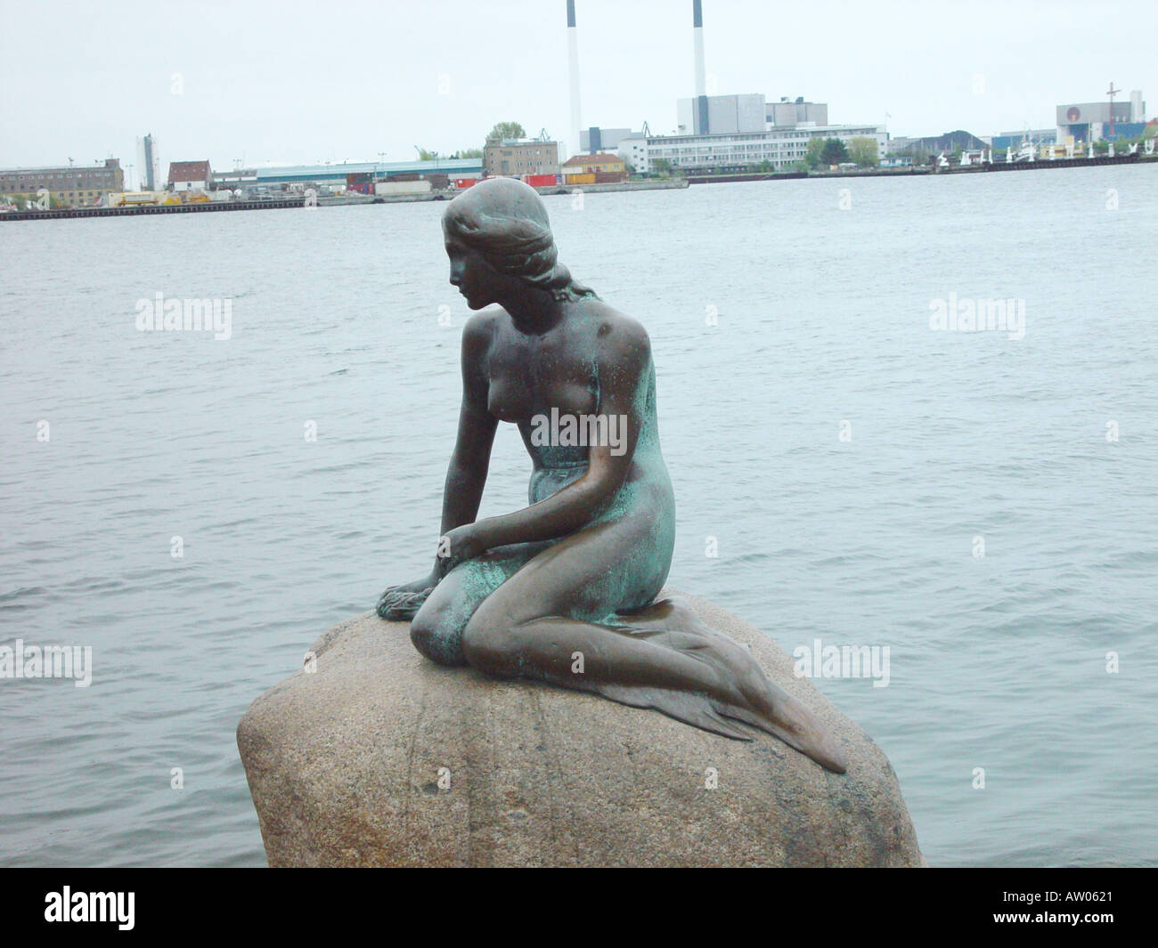 La petite sirène dans le port de Copenhague Danemark Banque D'Images