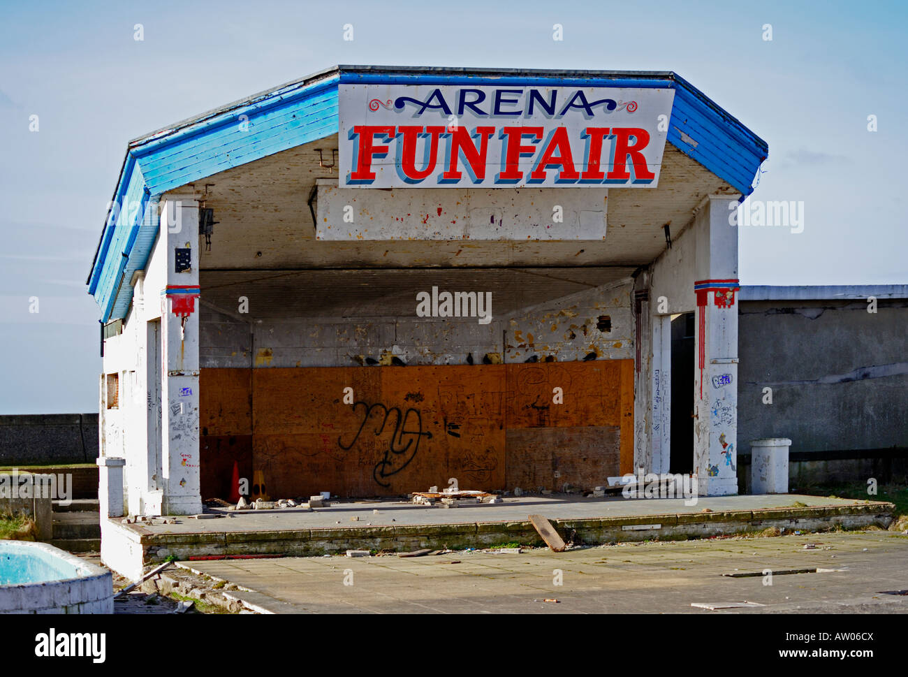 'Arena fête foraine". Salle de jeux à l'abandon. Morecambe, Lancashire, Angleterre, Royaume-Uni, Europe. Banque D'Images