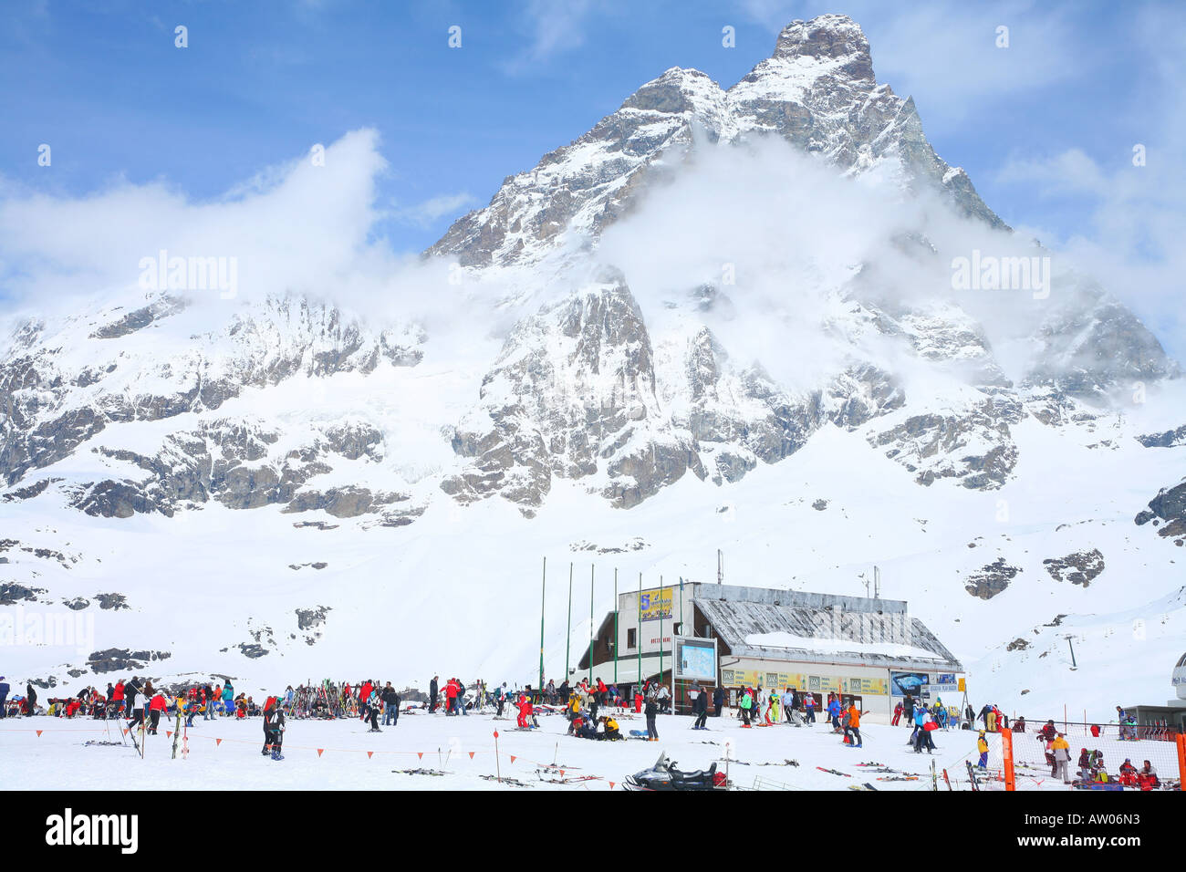 Plan Maison et télésiège montagne Cervin Breuil Cervinia Valle d aosta Italie Banque D'Images