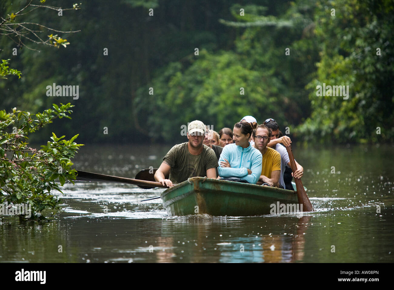 Les touristes de prendre une visite matinale de Parc National de Tortuguero au Costa Rica Banque D'Images