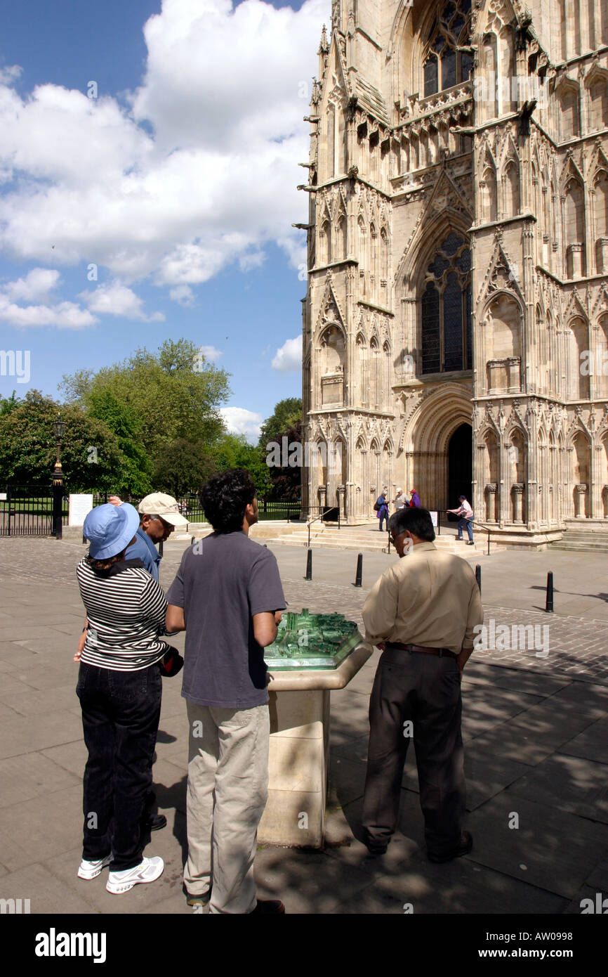 Les touristes à l'extérieur de la cathédrale de York Banque D'Images