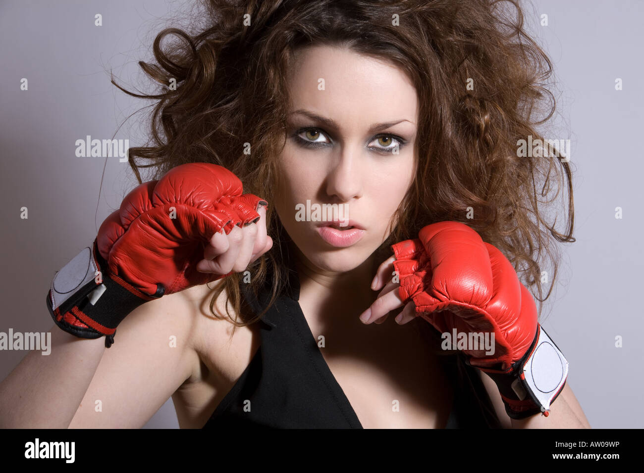 Belle femme avec cheveux sauvages et des gants de boxe Banque D'Images