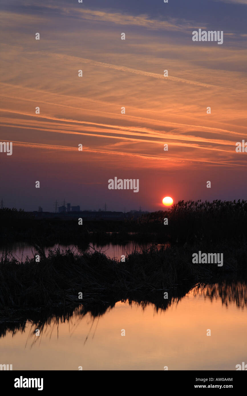 La fin de l'hiver un simple coucher de soleil sur le bord du lac. Banque D'Images