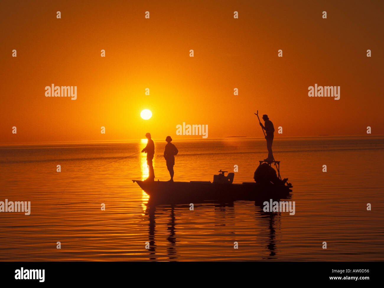 Florida Keys coucher du soleil orange pêche au harpon appartements silhouette ciel boat guide pole poling islamorada island Banque D'Images