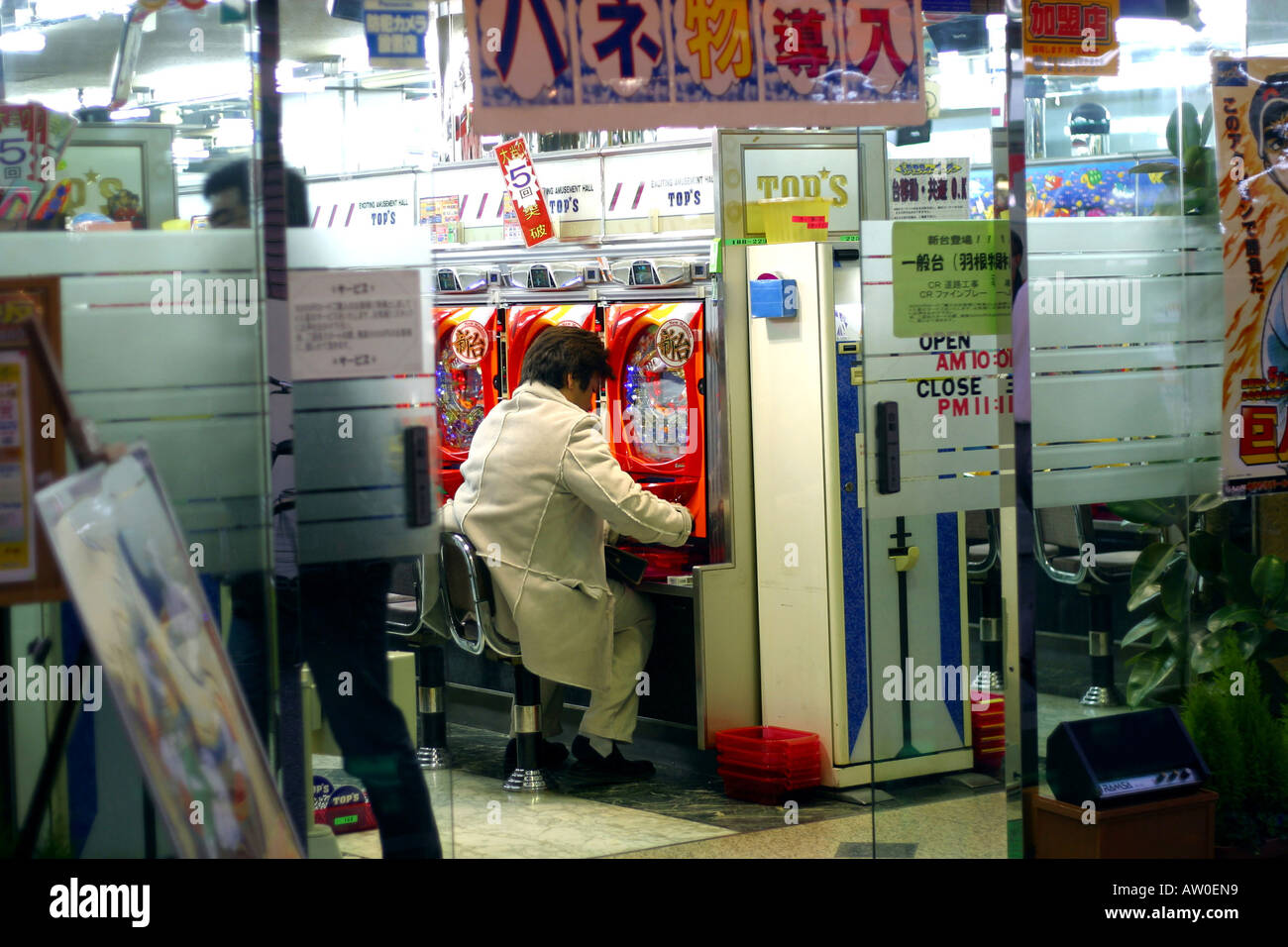 Croix de pachinko entre un flipper et une machine à sous vidéo de Tokyo Japon Asie Banque D'Images