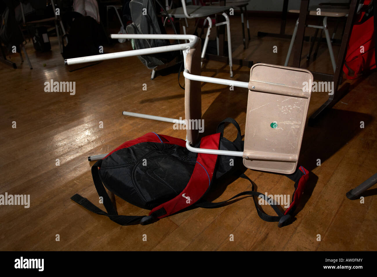 Renversé président abandonné au milieu d'un plancher de la classe de l'école primaire de l'Irlande du Nord Belfast Royaume-Uni exclusion perturbation Banque D'Images