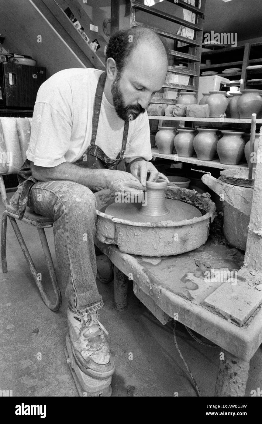 Un potier travaille jeter des pots de céramique dans son studio près de produire des copies parfaites d'un de ses modèles. Vitrage suivra. Banque D'Images