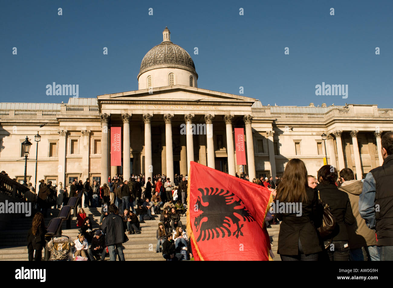 National Gallery et Trafalgar Square avec drapeau albanais sur la journée Le Kosovo a déclaré lui-même un état indépendant Banque D'Images