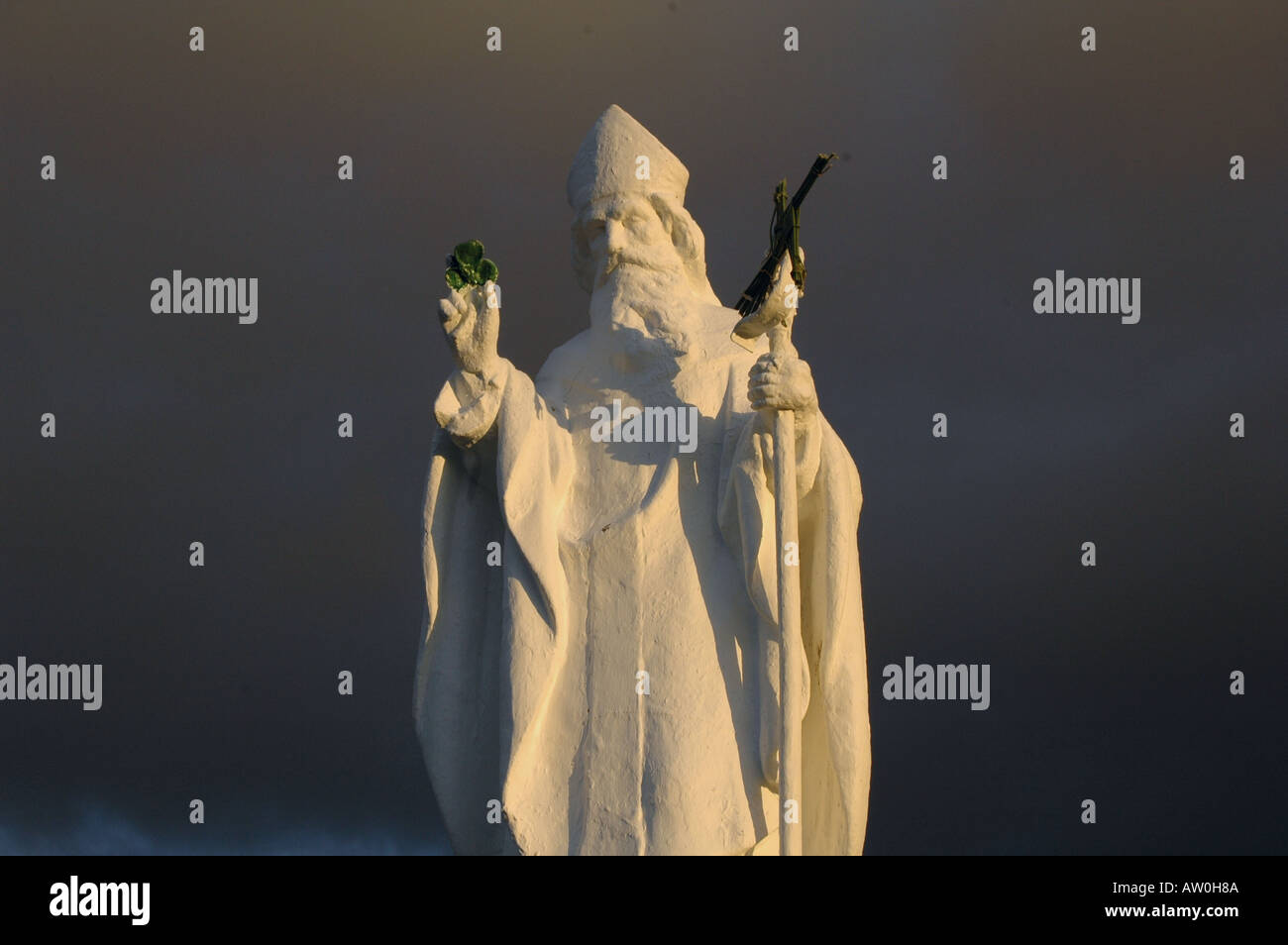 Statue de Saint Patrick holding Shamrock à Croagh Patrick mayo Iraland Banque D'Images