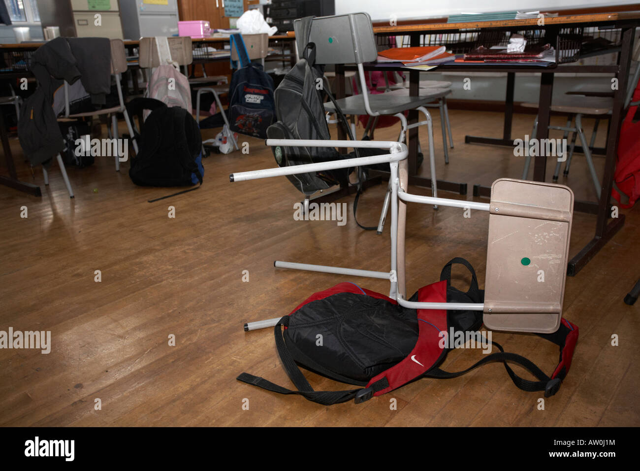 Président abandonné au milieu d'un plancher de la classe de l'école primaire de l'Irlande du Nord Belfast Royaume-Uni Banque D'Images