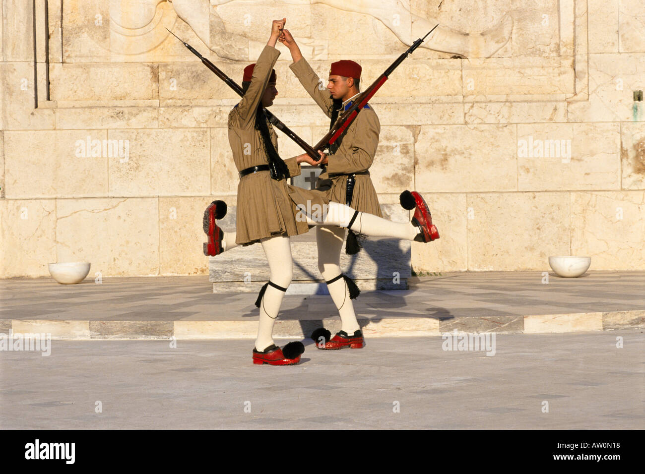 Evzones (garde de cérémonie), le Parlement, la Place Syntagma, Athènes, Grèce, Europe Banque D'Images