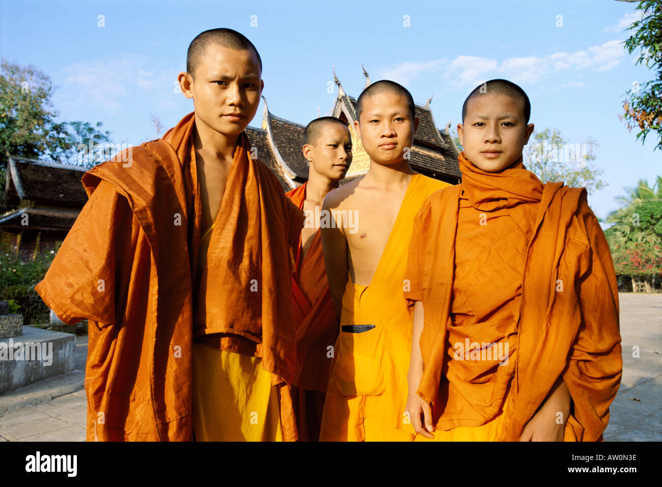 L'Asie du Sud, Laos, Luang Prabang, Wat Xieng Thong, moines novices Banque D'Images