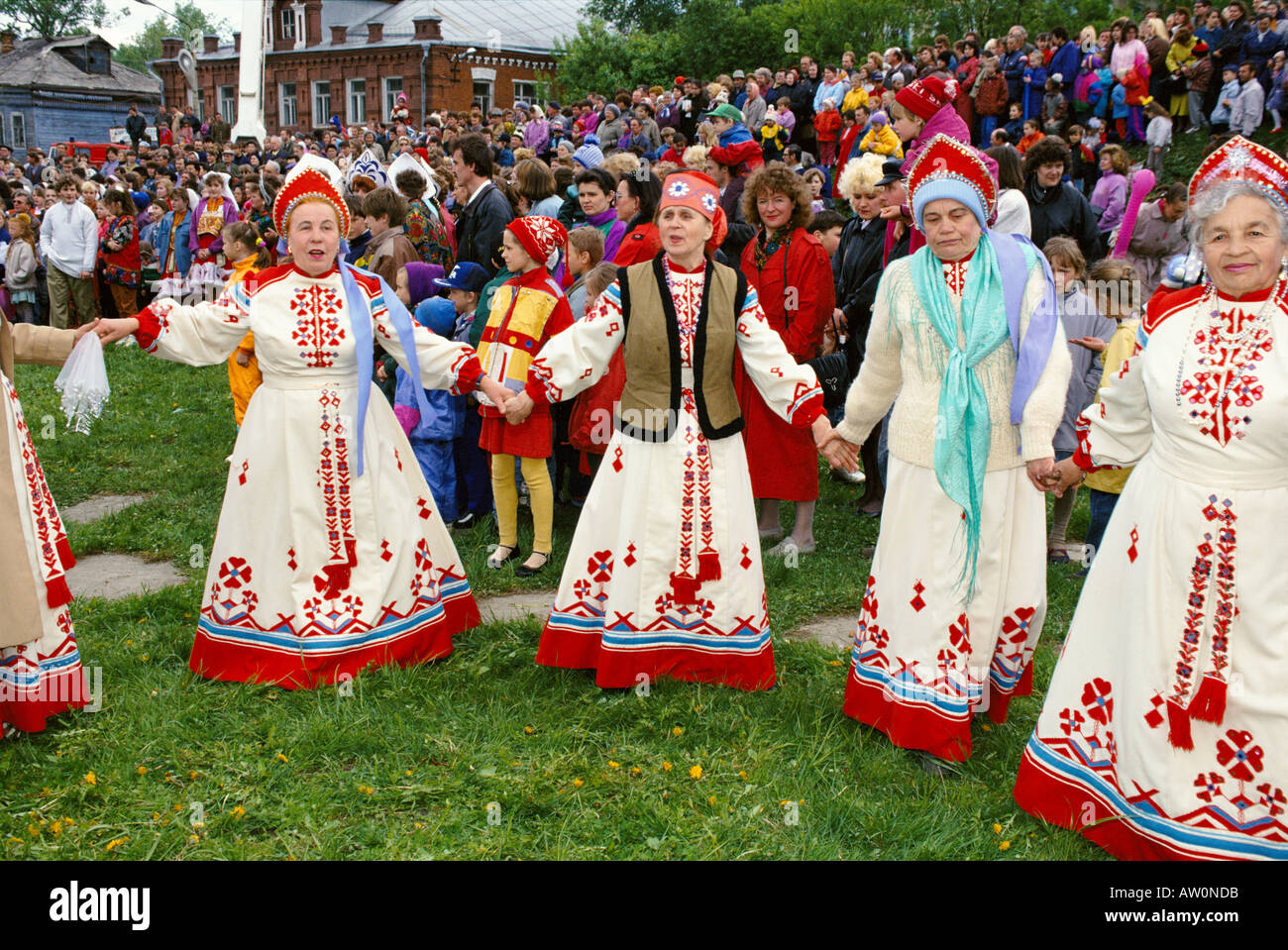 Habillé de façon traditionnelle à l'exécution de danseurs Summer festival à Serguiev Posad, près de Moscou en Russie Banque D'Images