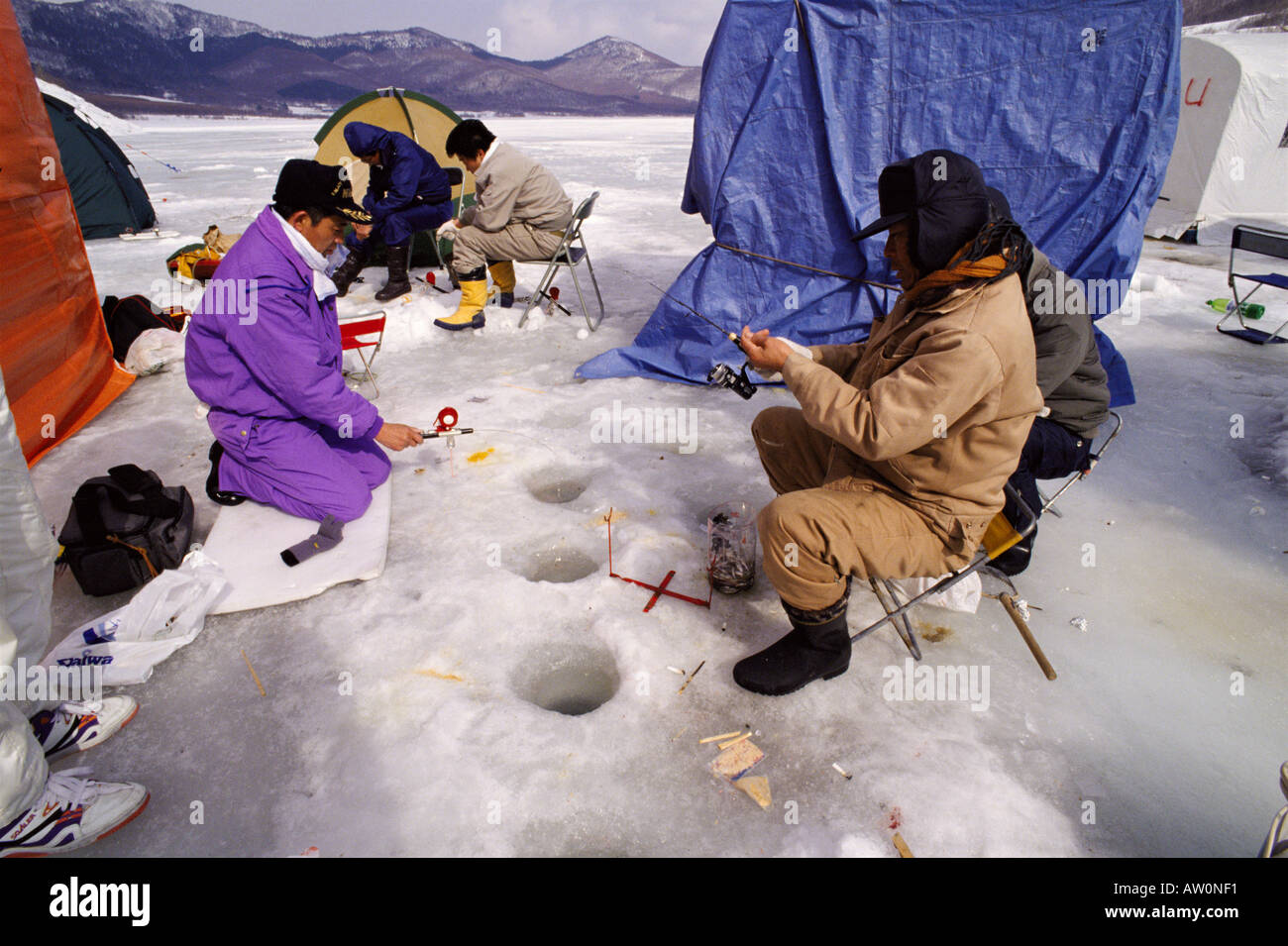 Asie Japon Hokkaido La pêche blanche sur lac gelé en hiver Banque D'Images
