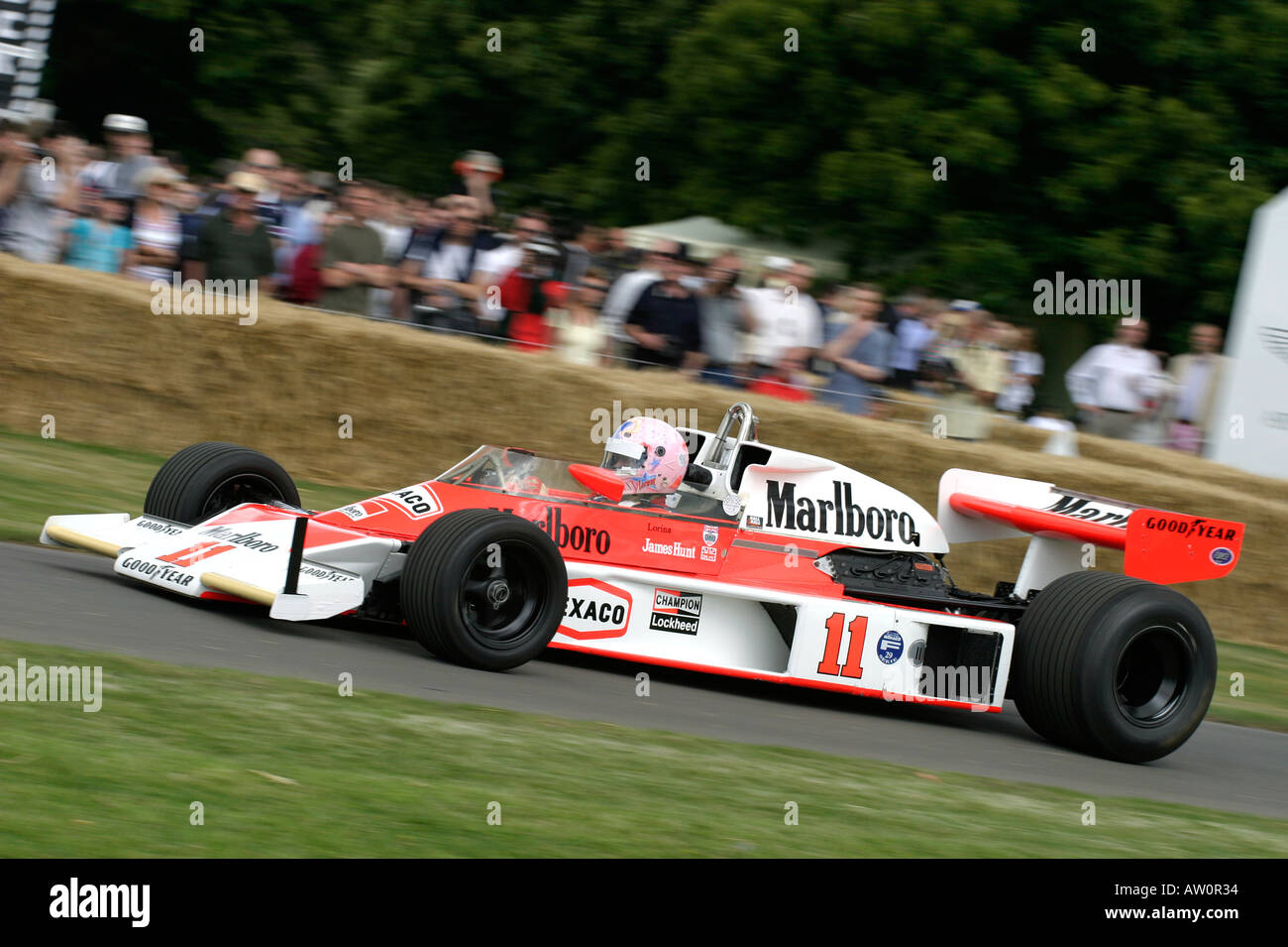 Chasse 1976 James McLaren Cosworth M23 au 2005 Goodwood Festival of Speed, Sussex, England, UK. Banque D'Images