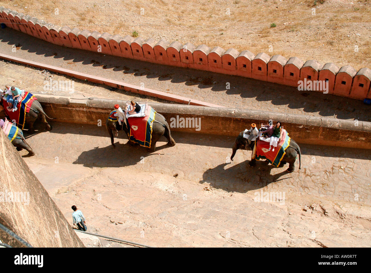 Les touristes profiter de promenades à dos d'éléphant au Fort d'Amber près de Jaipur Rajasthan -Vue de la cour principale Banque D'Images