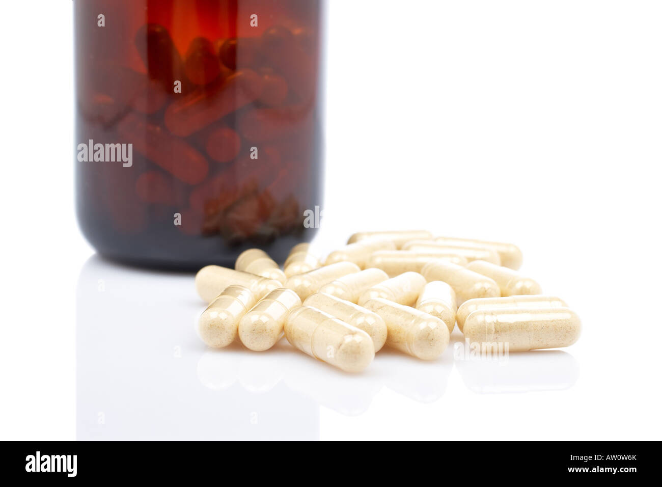 Près de capsules la fiole DOF peu réfléchi sur fond blanc Banque D'Images