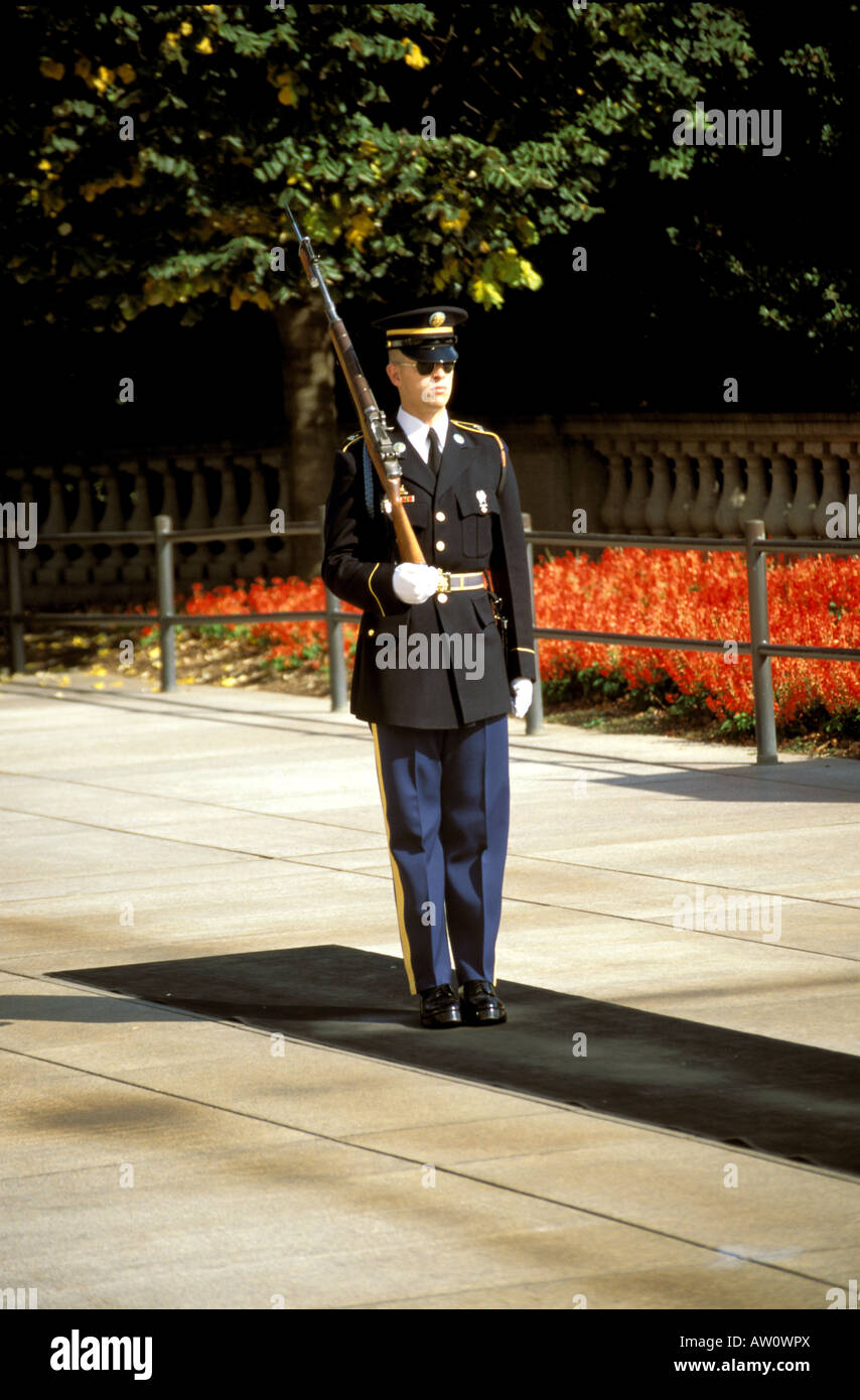 DC Washington DC Garde d'honneur militaire sur la Tombe du Soldat inconnu au cimetière national d'Arlington, Virginia Arlington VA Banque D'Images