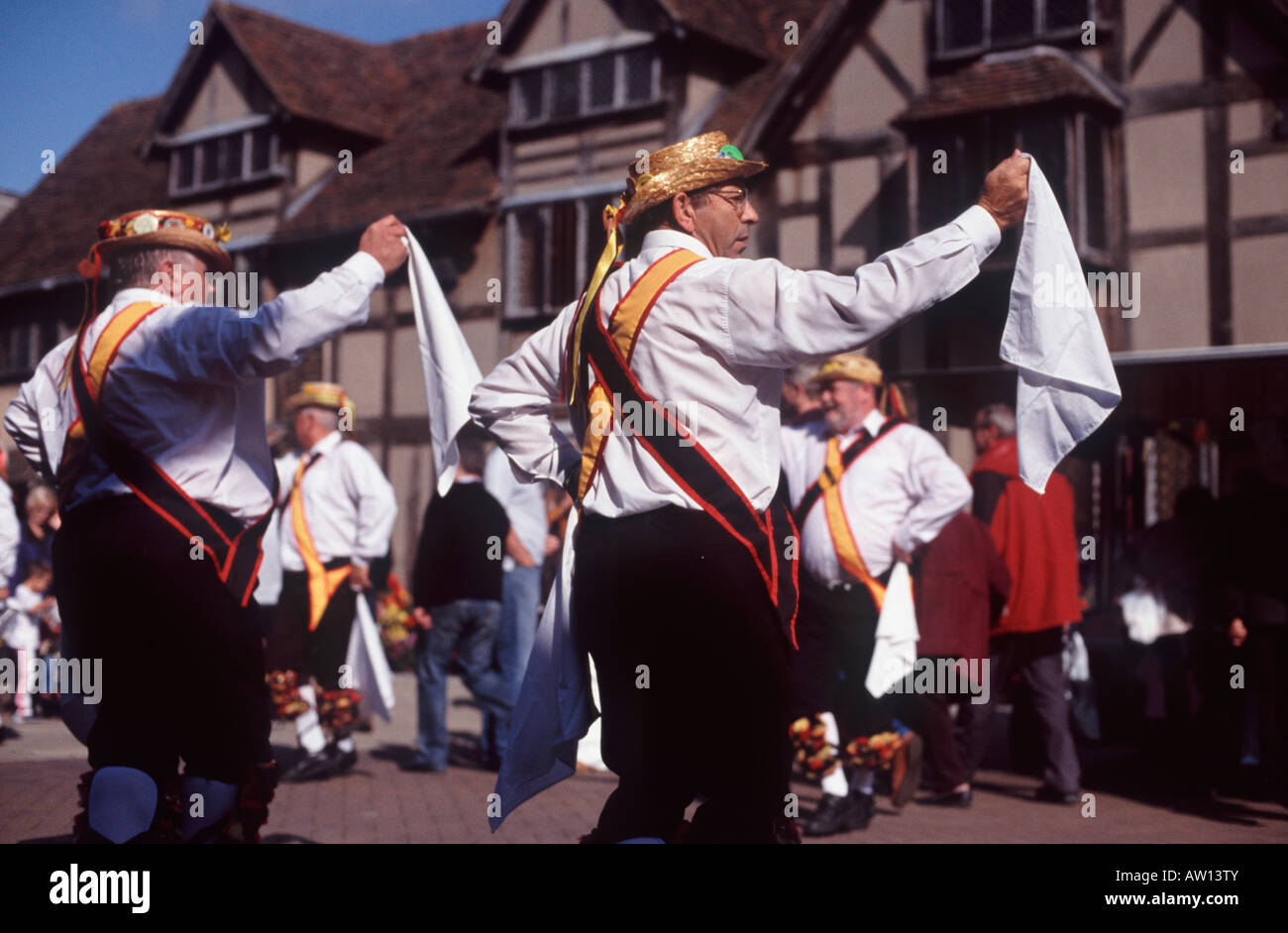 Morris Men dancing avec des mouchoirs blancs en face de la maison, le lieu de naissance de Shakespeare de Stratford-upon-Avon, Angleterre Banque D'Images