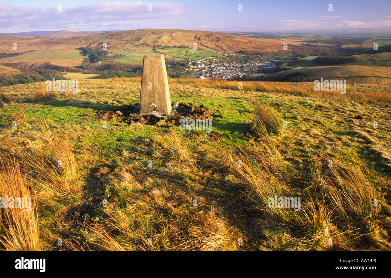 Scenic southern uplands près de Langholm trig sur point haut de la mi Hill à la recherche vers le bas sur les collines derrière la frontière Langholm Ecosse UK Banque D'Images