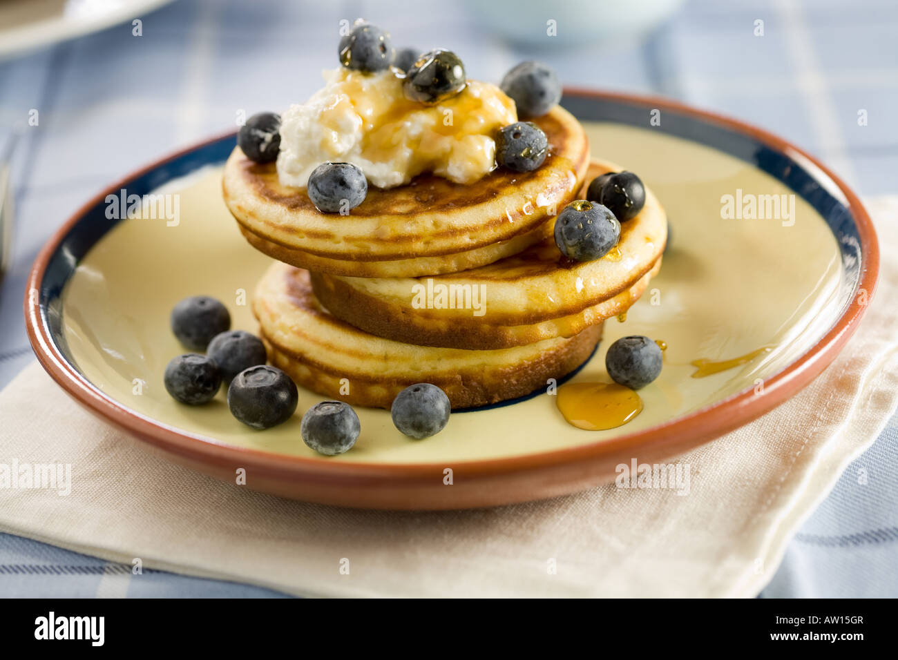 Pancakes aux myrtilles avec de la crème et du miel Banque D'Images