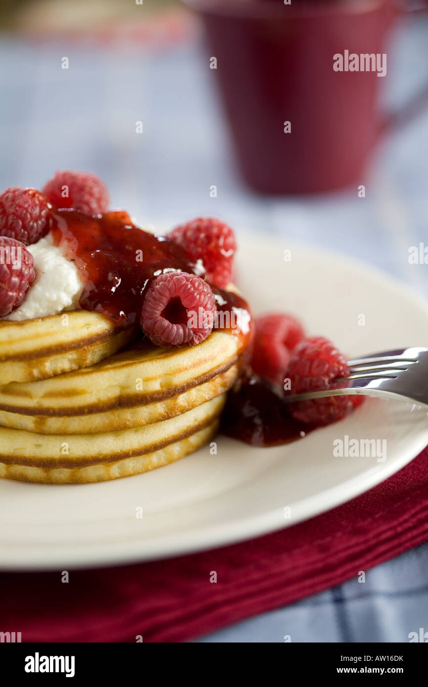 Délicieux pancakes américain avec des framboises et de la crème Banque D'Images