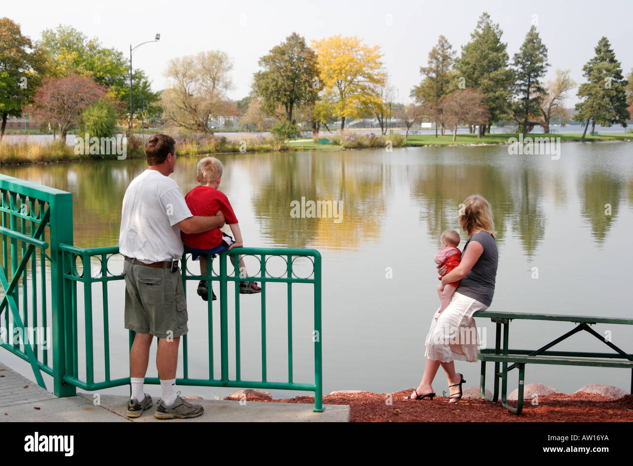 Wisconsin,WI,Upper Midwest,Rock County,Beloit,Rock River Water River Waterside Park,grand-père,père,mère maman,parent,parents,garçon garçons lad lads mâle k Banque D'Images