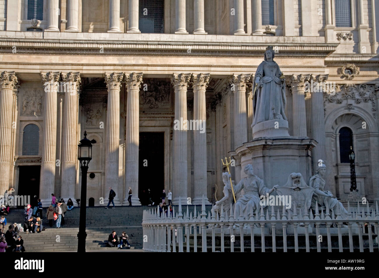 Statue de la reine Victoria la Cathédrale St Paul Ville de London England Banque D'Images